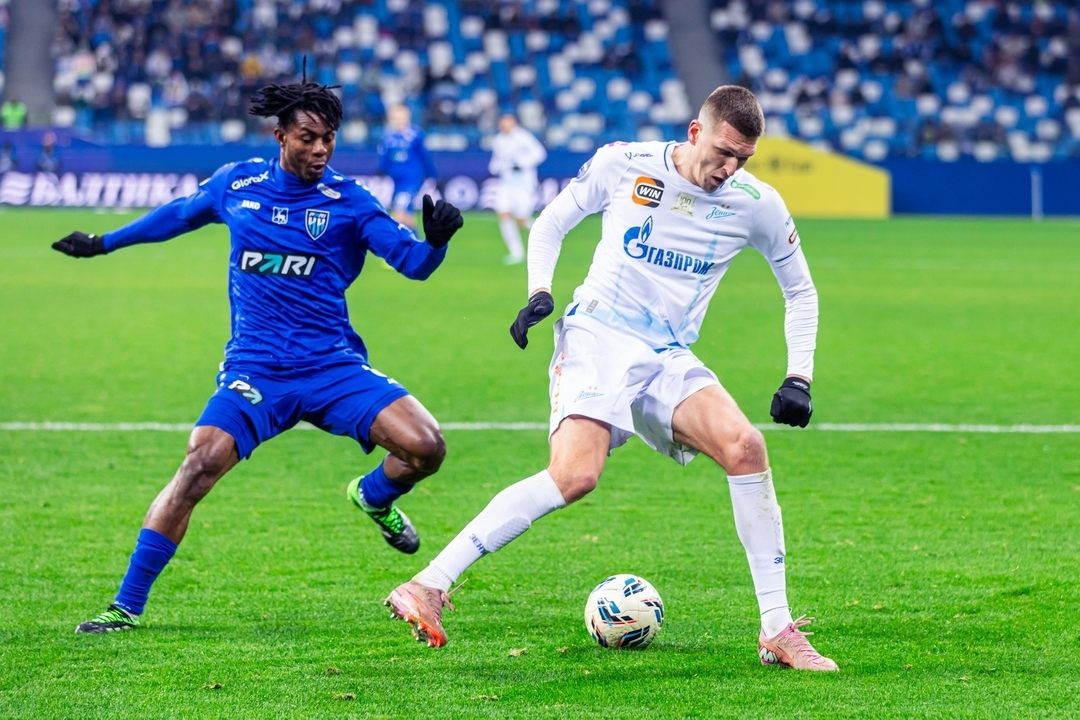 Нападающий «Зенита» Александр Соболев (с мячом) в матче против «Пари НН».