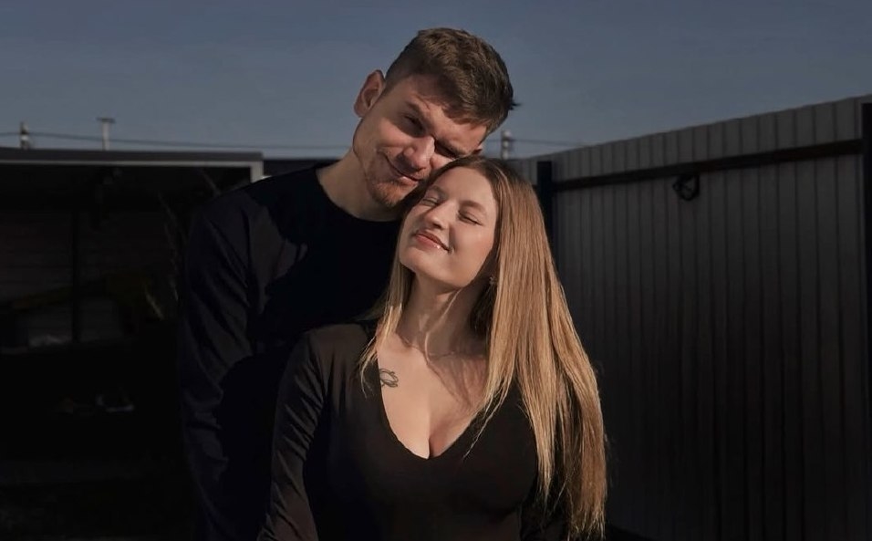 Дмитрий с девушкой Викой.