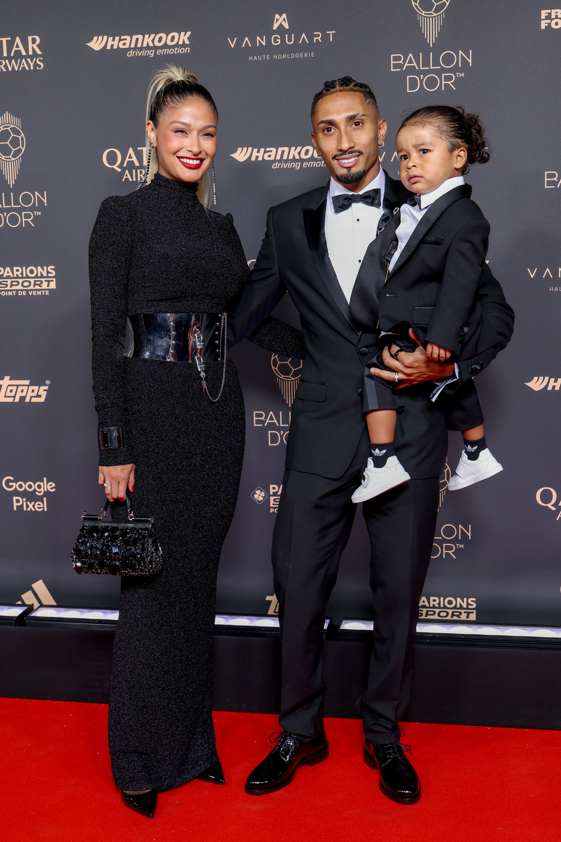 Рафинья с женой Натальей Родригес и сыном Гаэлем в 2025 году.