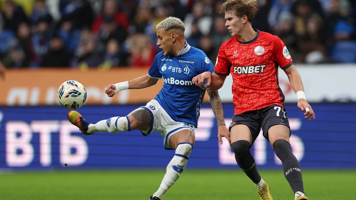 Полузащитник «Динамо» Бителло и нападающий «Акрона» Дмитрий Пестряков.