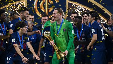 Российский голкипер «ПСЖ» Матвей Сафонов с партнерами празднует победу в Межконтинентальном кубке ФИФА.