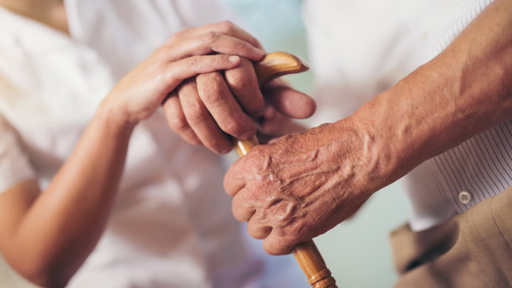 Старая рука с тростью