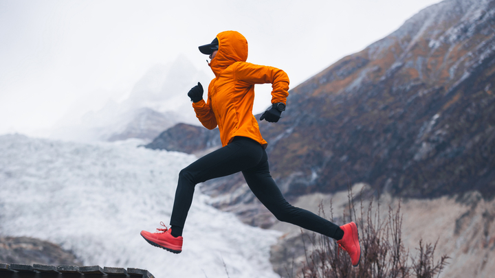 Девушка бежит зимой