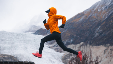 Девушка бежит зимой