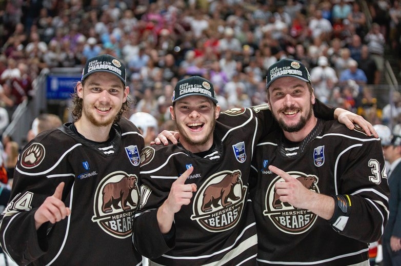 Богдан Тринеев, Иван Мирошниченко и Дмитрий Осипов после победы «Херши» в плей-офф АХЛ.