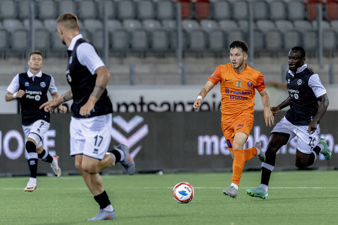 Российский полузащитник «Целе» Никита Иосифов (в оранжевом) в матче Лиги конференций против «Лугано».