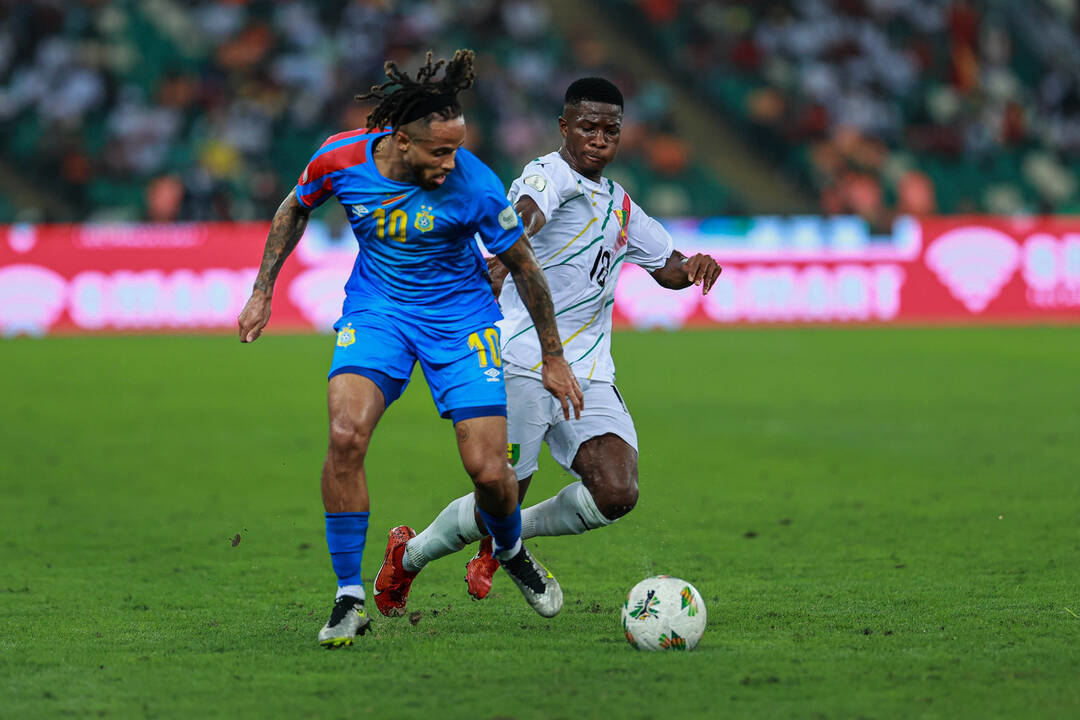 Нападающий «Спартака» и сборной ДР Конго Тео Бонгонда (в синем).