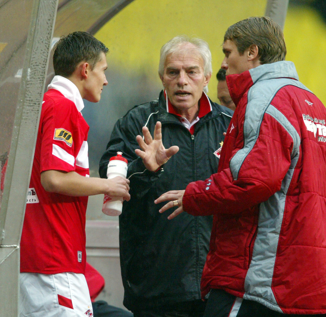 2004 год. Полузащитник «Спартака» Александр Павленко, главный тренер красно-белых Невио Скала и Андрей Талалаев.