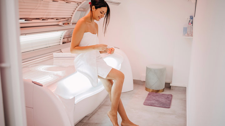 Женщина в солярии