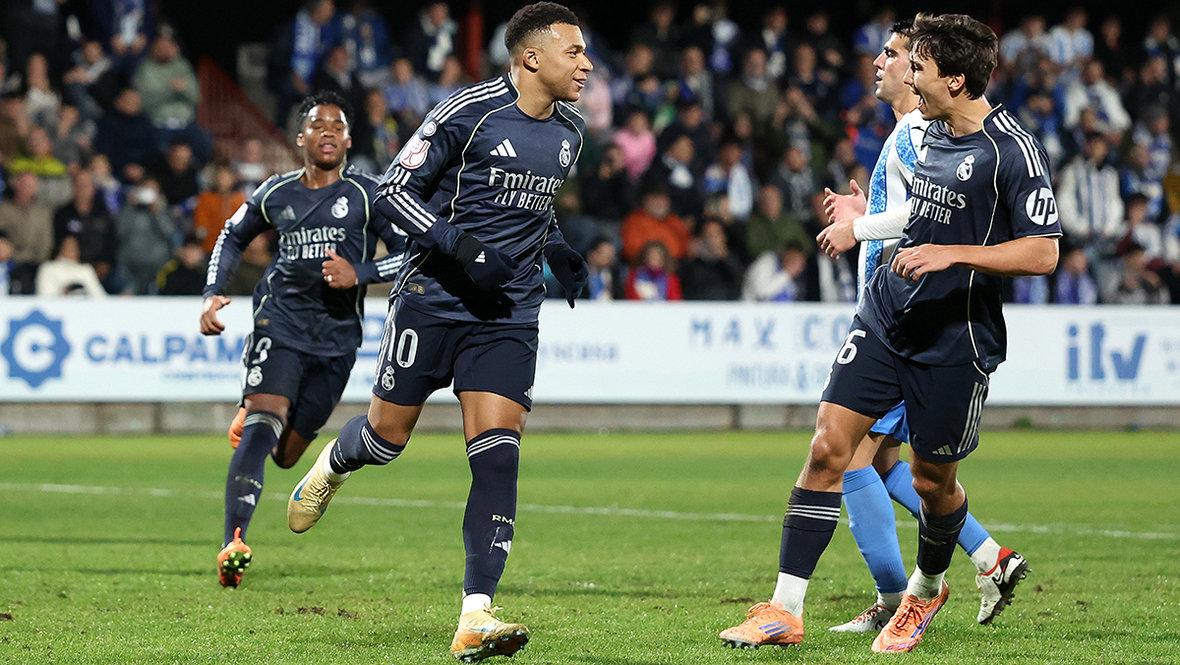 Килиан Мбаппе (в центре).