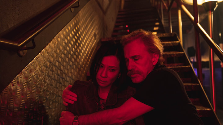 Кадр из фильма «Киллер в отставке», реж. Саймон Уэст, Highland Film Group (HFG), LB Entertainment, Dark Castle Entertainment