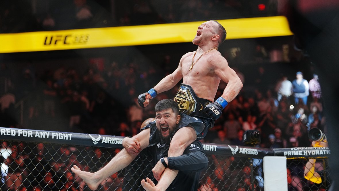 Петр Ян празднует победу над Мерабом Двалишвили на турнире UFC 323.