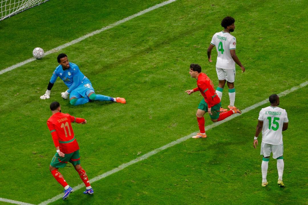 Браим Диас (в центре) забивает первый гол сборной Марокко в ворота Коморских Островов.