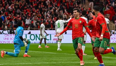 Полузащитник сборной Марокко Браим Диас празднует гол в ворота Коморских Островов.