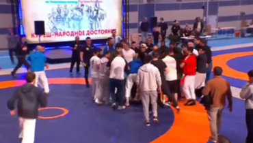 Не сдержали эмоций: конфликт борцов на турнире в Крыму спровоцировал массовую драку