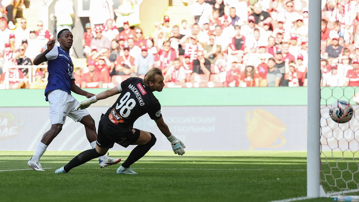 Брайан Александр Хиль забивает гол в ворота Александра Максименко.