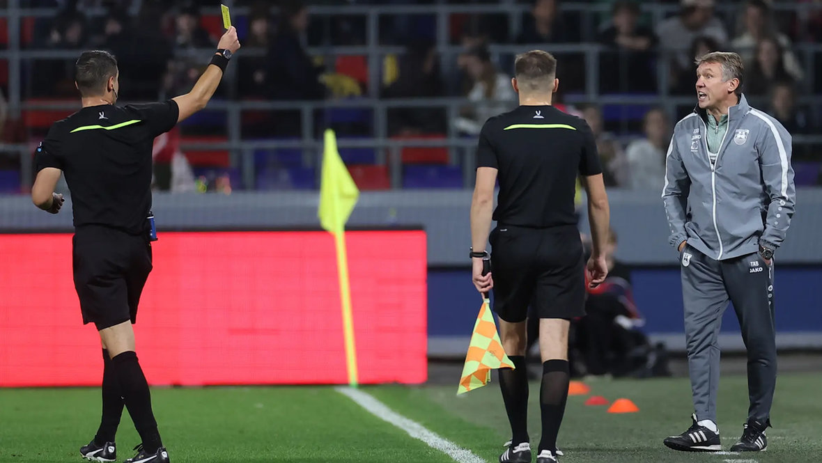 Главный тренер «Балтики» Андрей Талалаев и судья Владислав Целовальников.