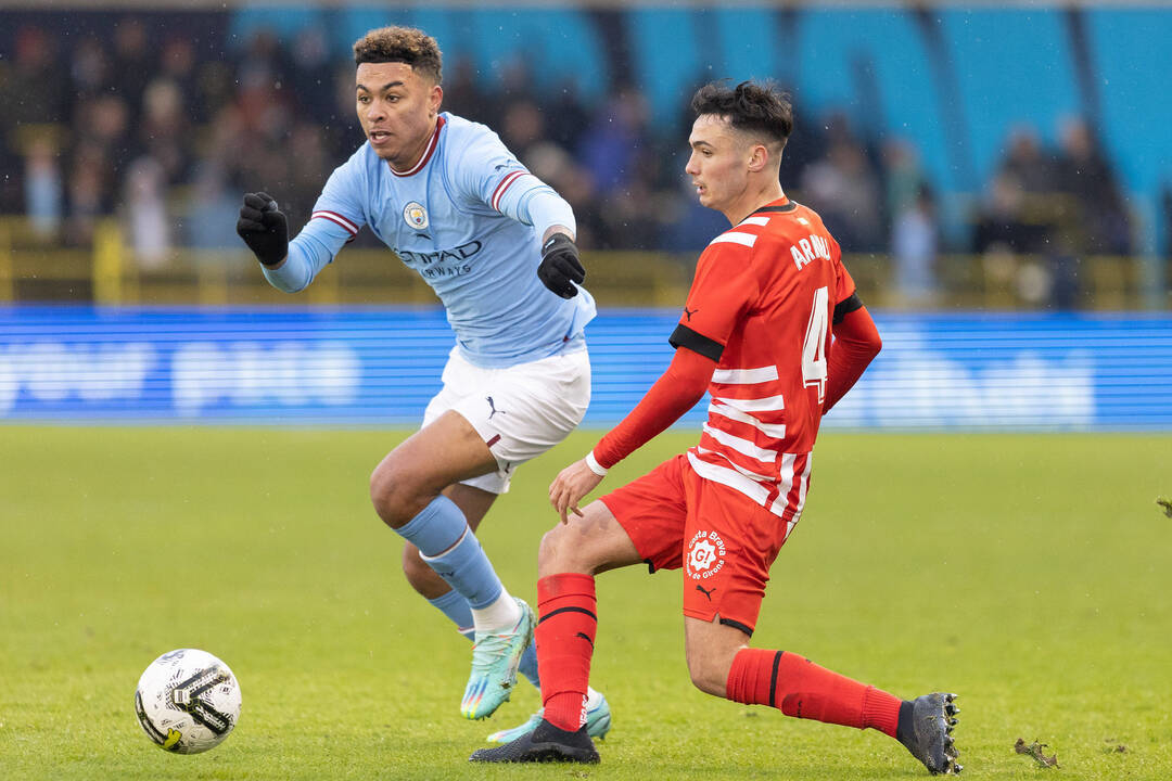 Морган Роджерс (слева) в товарищеском матче «Манчестер Сити» против «Жироны».