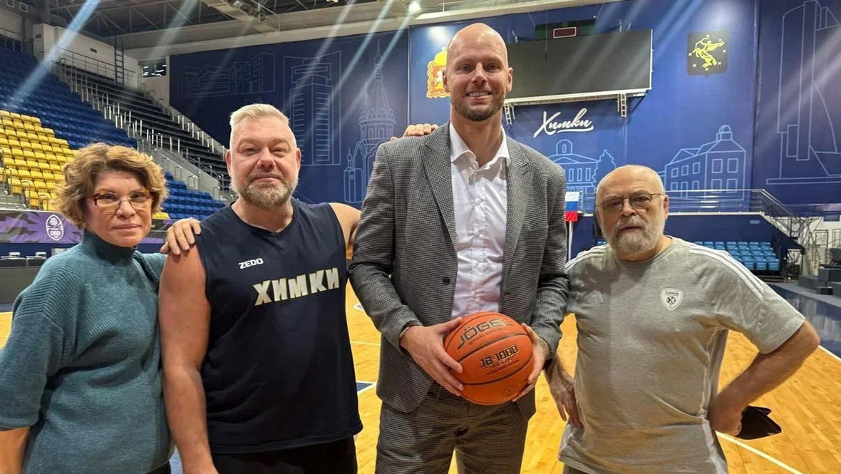Мацей Лампе с сотрудниками «Химок».