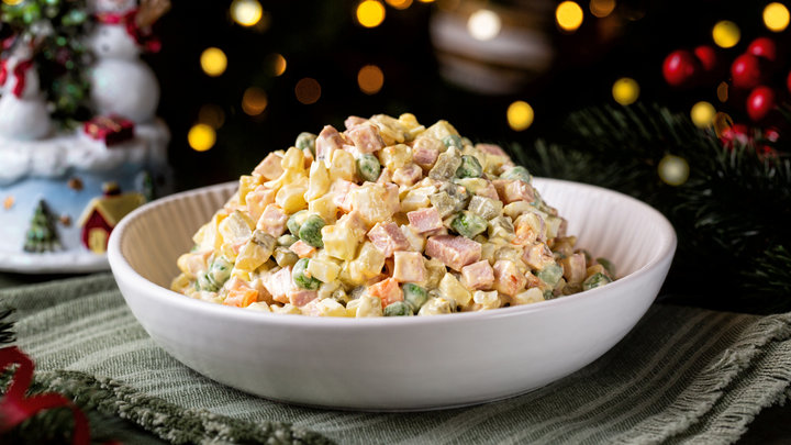 Оливье на новогоднем столе