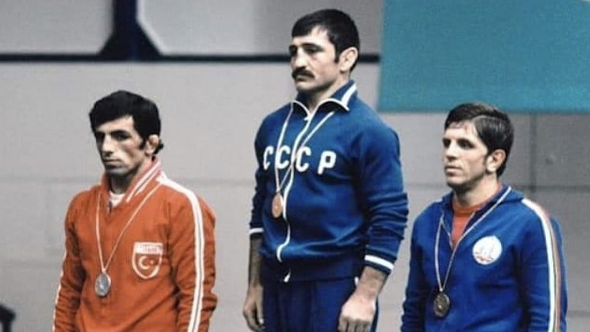 Загалав Абдулбеков (в центре).