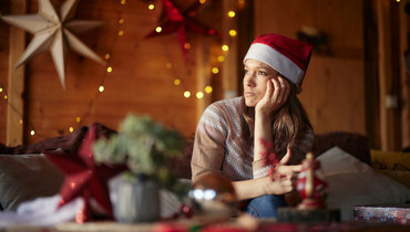Девушка одна в Новый год