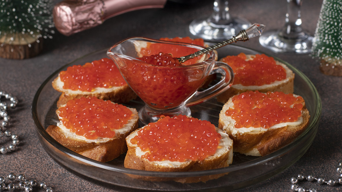 Врач предупредила об опасности бутербродов на белом хлебе с икрой