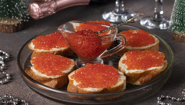 Врач предупредила об опасности бутербродов на белом хлебе с икрой