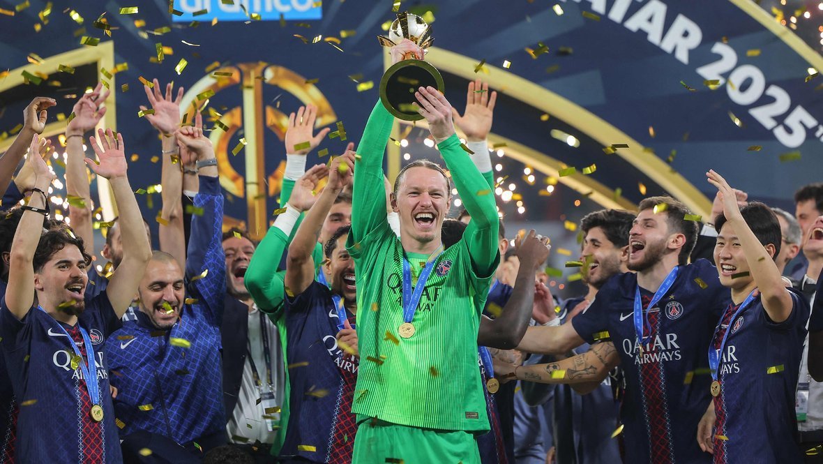 Голкипер «ПСЖ» Матвей Сафонов с Межконтинентальным кубком.