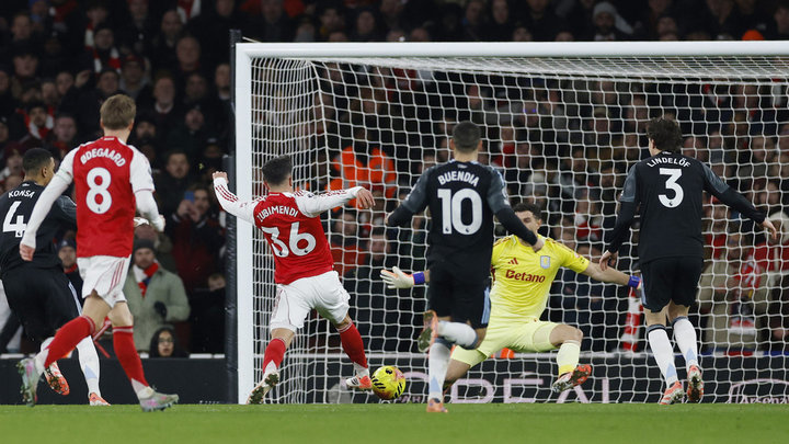 «Арсенал» жестко оборвал победную серию «Астон Виллы» и завершил год на вершине АПЛ. Эмери и Мартинес сорвались после поражения