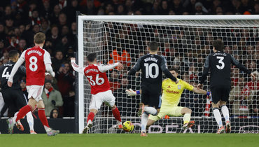 «Арсенал» жестко оборвал победную серию «Астон Виллы» и завершил год на вершине АПЛ. Эмери и Мартинес сорвались после поражения