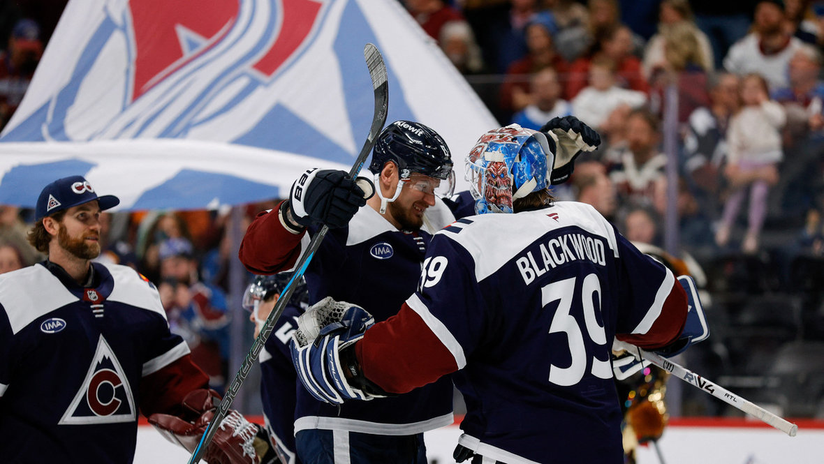 Скотт Уэджвуд, Валерий Ничушкин и Маккензи Блэквуд после матча «Колорадо» — «Сент-Луис» (6:1).