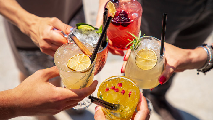 Гастроэнтеролог рассказала, какие напитки опасно сочетать с алкоголем