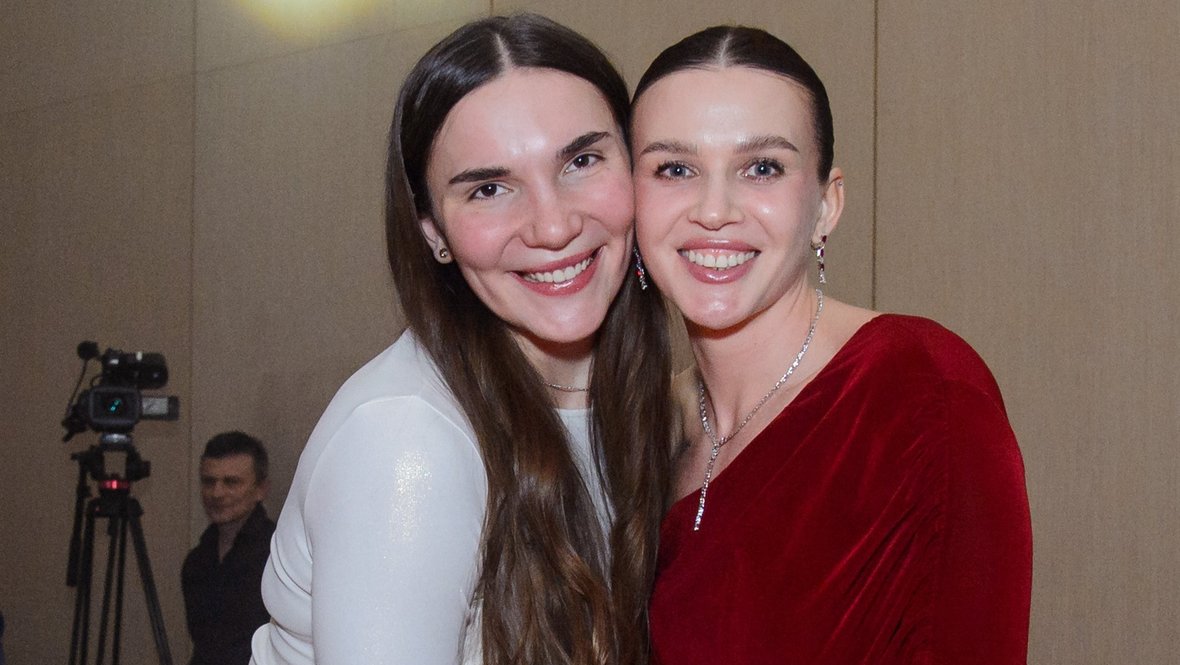 Мария Клюндикова и форвард БК УГМК Анастасия Шилова.