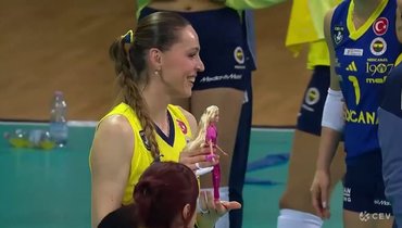 Волейболистка «Фенербахче» пришла на интервью с куклой в поддержку россиянки Федоровцевой