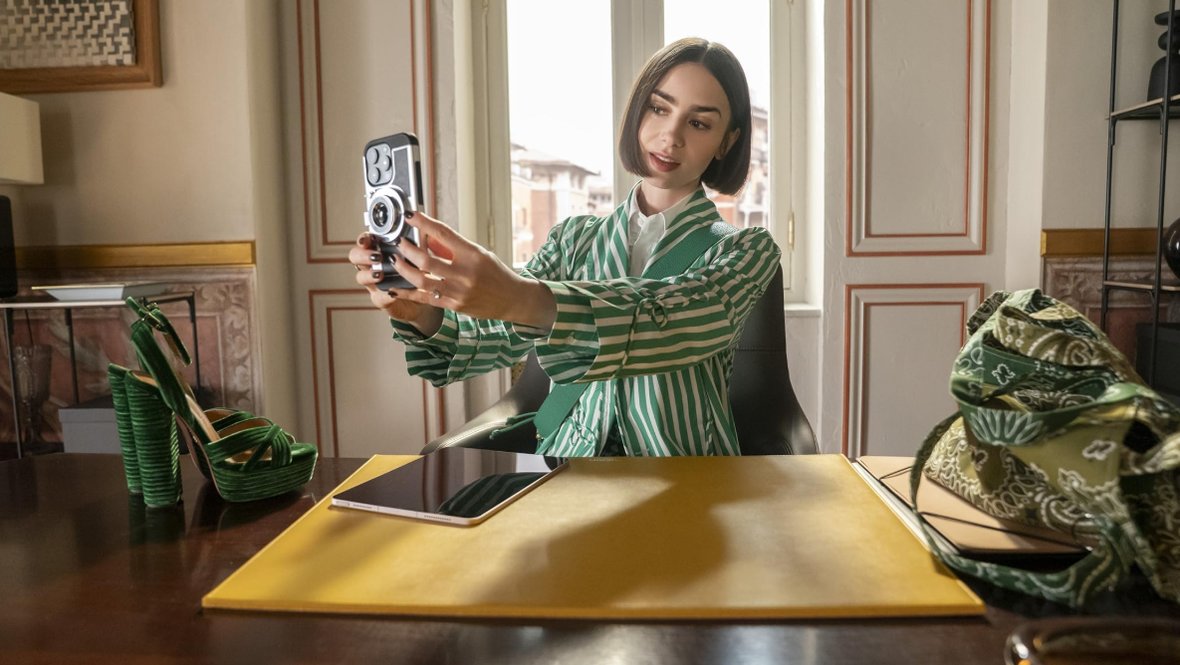 Сериал «Эмили в Париже» продлен на 6-й сезон