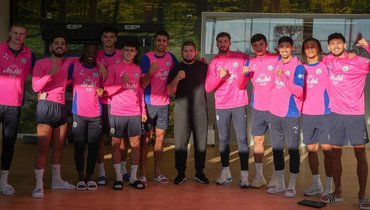 Тур Хабиба в Манчестер: пригласил Холанна в Дагестан и «запретил» розовую форму «Сити»