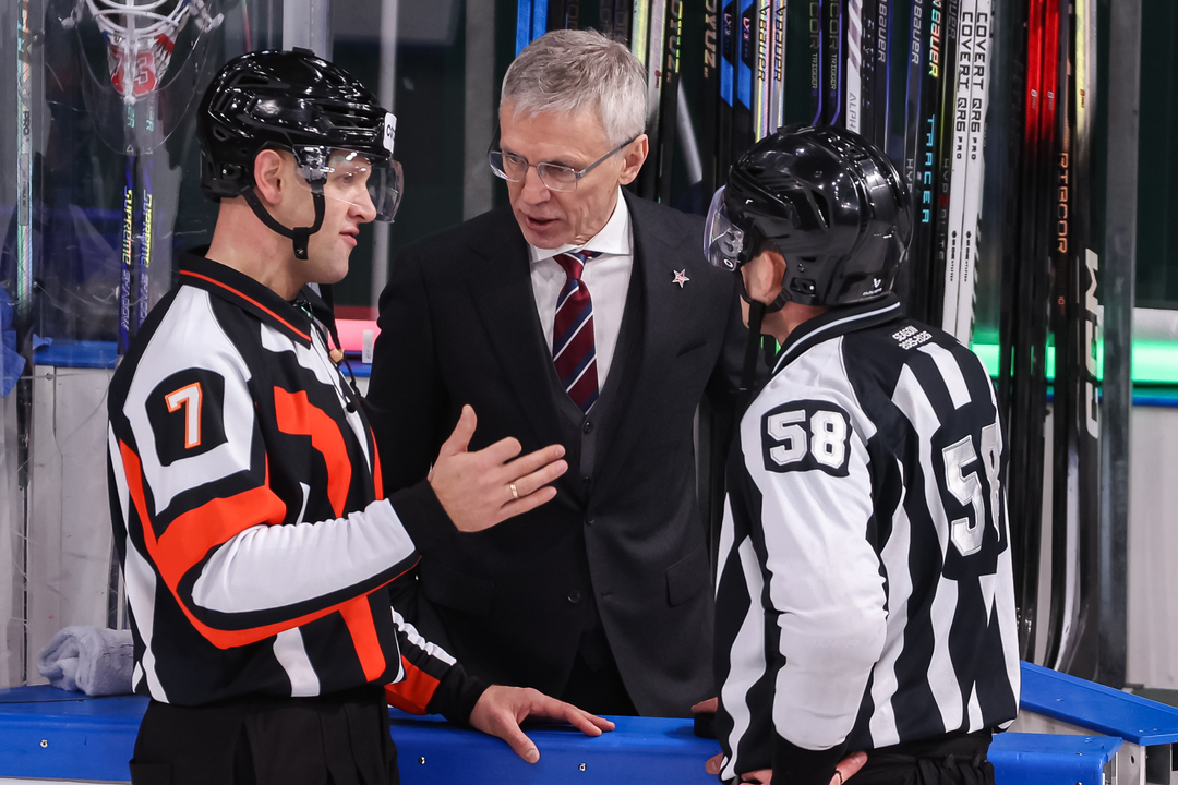 Судьи Иван Фатеев (слева) и Илья Колясников (справа) с главным тренером СКА Игорем Ларионовым.