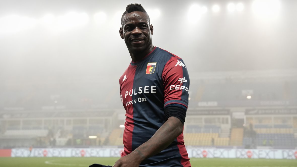 Нападающий Марио Балотелли.