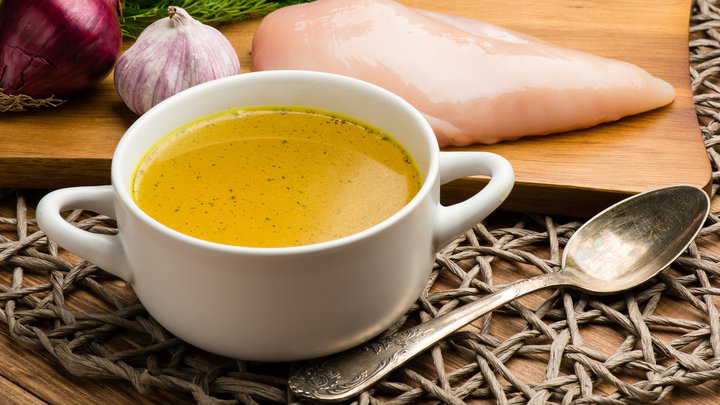 Врач ответила, полезен ли куриный бульон при простуде