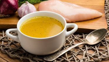 Врач ответила, полезен ли куриный бульон при простуде