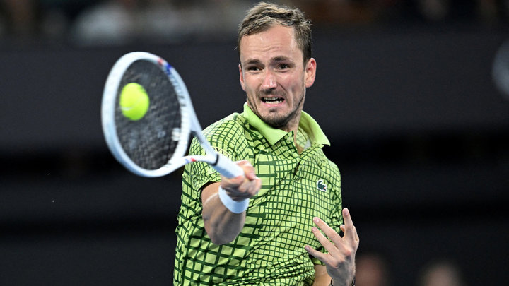 Медведев одержал волевую победу в Брисбене. Он обыграл поляка, который попадался на допинге