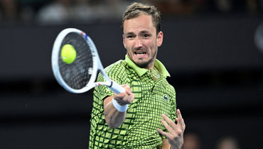 Медведев одержал волевую победу в Брисбене. Он обыграл поляка, который попадался на допинге