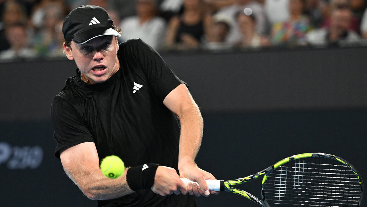 Алекс Микельсен.