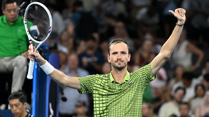 «Обещал вернуться за трофеем»: Медведев начал год с победы в Австралии