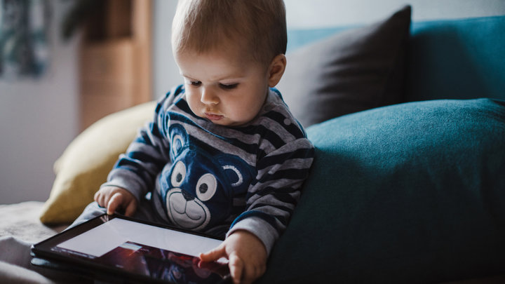 Ученые выяснили, как раннее приучение к смартфону влияет на детей