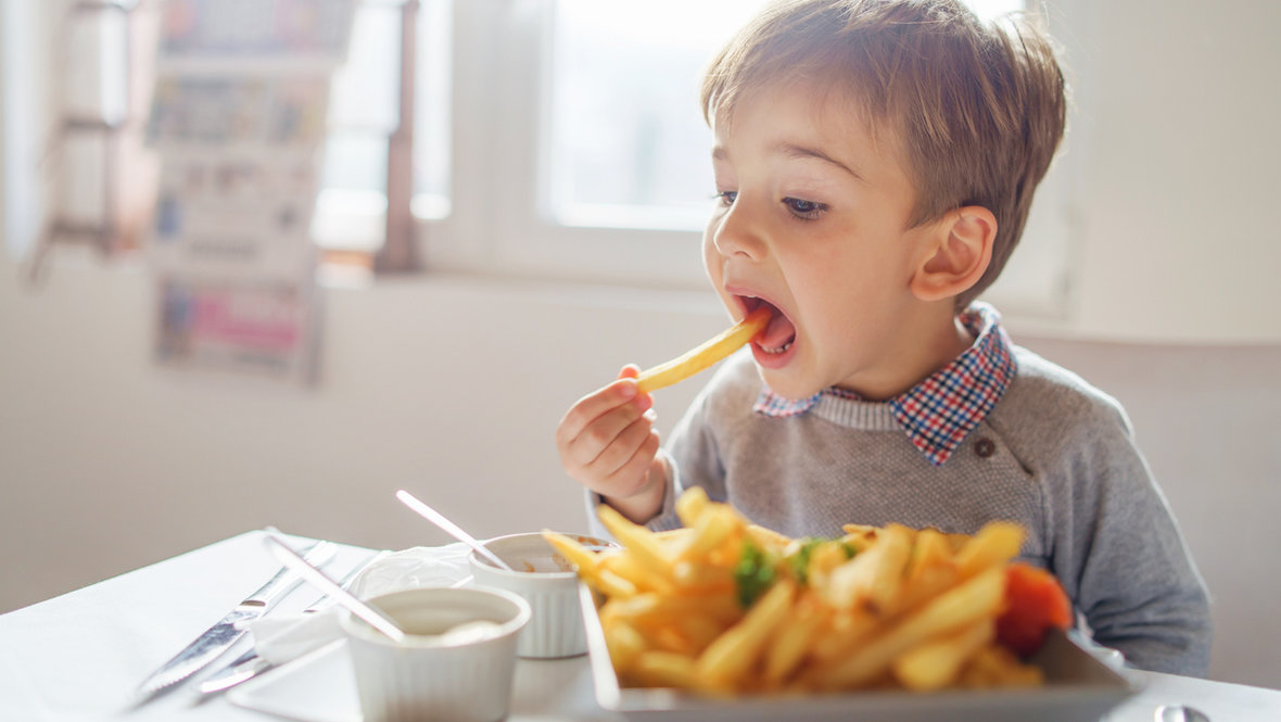 Что делать, если ребенок питается неправильно: рекомендации психолога