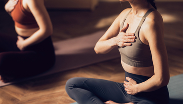 Женщины, практикующие йогу