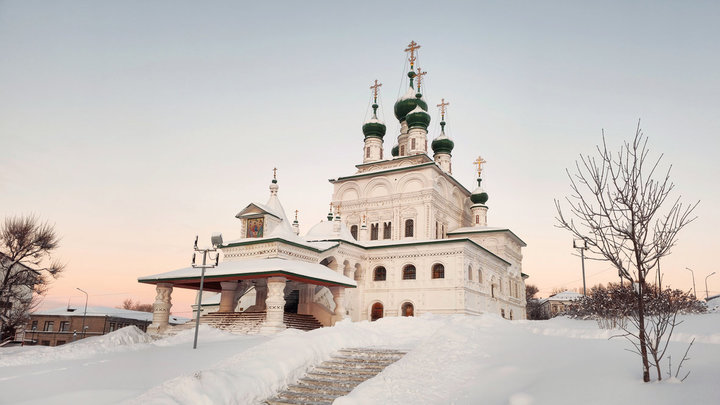 Снег вокруг Свято-Троицкого кафедрального собора в Соликамске