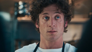 Кадр из сериала «Медведь», реж. Кристофер Сторер, Джоэнна Кало, Рами Юссеф, Hulu